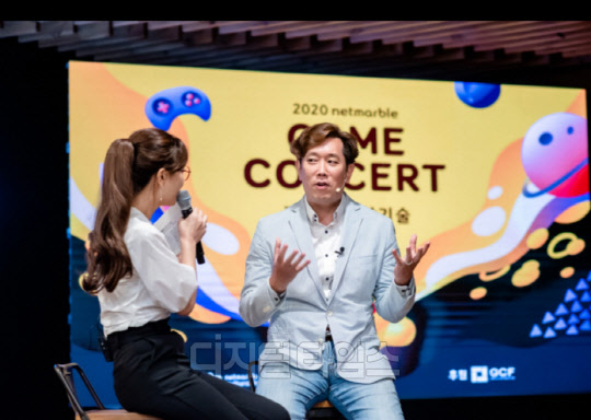 22일 온라인으로 진행된 넷마블 게임콘서트에서 서동일 지사장(오른쪽)이 VR(가상현실)기술에 대해 설명하고 있다. 넷마블문화재단 제공